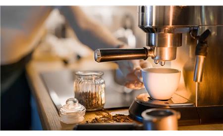 نبرد قهوه‌سازها: فرق اسپرسوساز اتوماتیک و نیمه اتوماتیک در چیست؟